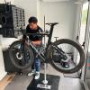 🛠️ Technicien Fix&Go Mobility en pleine réparation de vélo