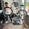 🧑‍🔧 Technicien qualifié effectuant une révision complète d’un vélo urbain