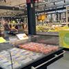 RIA est placé au milieu d’une zone de vente alimentaire, dans un espace où circulent clients et chariots