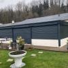 Volets roulants solaires installés sur une extension.