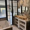 Salle de bain et baignoire balnéo