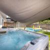 Jacuzzi privatif extérieur pour un moment de détente dans un gîte romantique à Roquefort-les-Pins.