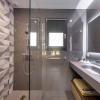 Salle de bain moderne avec douche à l’italienne – Gîtes Domaine de la Chapelle