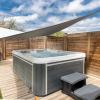 Jacuzzi privatif extérieur pour un moment de détente – Gîtes Domaine de la Chapelle Côte d’Azur