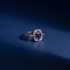 Bague Entourage en or blanc 18k, Saphirs et diamants. Une  création de notre atelier de bijouterie strasbourgeois.