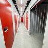 Des couloirs larges, lumineux et dégagés pour un accès simple et rapide à votre box, de jour comme de nuit. Chez HelloBox Dunkerque, chaque détail est pensé pour vous faciliter la vie.
