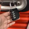 Chez HelloBox Dunkerque, vos affaires sont en sécurité : vidéosurveillance 24h/24, accès par code individuel et box verrouillés par cadenas personnel. Stockez vos meubles, cartons, matériel professionnel ou archives en toute tranquillité.