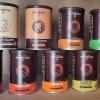 Une sélection de chocolat en poudre Monbana en boite hermétique, des chocolats traditionnels ou aromatisés.