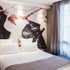Des chambres cosy et fonctionnelles avec une décoration artistique