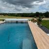 Piscine avec volet roulant et terrasse bois