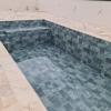 Pose de liner effet mosaïque dans une piscine