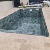 Rénovation de piscine avec revêtement effet mosaïque