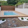 Piscine terminée avec terrasse bois et aménagement paysager