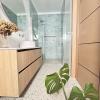 Aménagement, décoration et rénovation d’une salle de bain avec douche à Bondues, près de Lille.
Un projet alliant élégance, confort et fonctionnalité, avec un design contemporain et une optimisation de l’espace.
En tant que décoratrice d’intérieur à Lille et ses alentours, j’accompagne mes clients dans leurs projets de rénovation sur mesure.