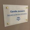 Plaque professionnelle de Maître Camille Janssens, cabinet d'avocat intervenant en droit du dommage corporel à Bordeaux.