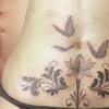 Recouvrement d'une cicatrice de césarienne : papillons et motifs ornementaux pour transformer la cicatrice en une jolie pièce — réalisé chez Kanea Tattoo & Beauty à Toulon.