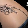 Tatouage polynésien sur la hanche d'une femme, motif de raie manta — réalisé chez Kanea Tattoo & Beauty à Toulon.
