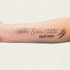 Tatouage d'un prénom en écriture fine, réalisé chez Kanea Tattoo & Beauty à Toulon.