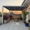 Avec une pergola à toile rétractable, bénéficiez d’un espace modulable qui s’adapte parfaitement aux changements climatiques. Son design contemporain et sa grande flexibilité en font un atout esthétique et fonctionnel pour votre habitat.