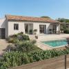Maison de plain-pied aux tuiles, garage et piscine, jardin méditerranéen