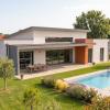 Maison de plain-pied contemporaine, toit plat, jardin et piscine