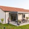 Maison de plain-pied aux tuiles, terrasse couverte ouverte sur le jardin