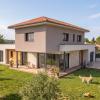 Maison à étage, enduit gris et tuiles, jardin arboré