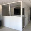 Conception d'espaces avec pose de cloisons acoustiques en aluminium pour les locaux professionnels