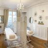 Cabine esthétique dédiée aux soins du visage et du corps.