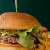 Burger du chef et ses frites, un duo gourmand qui fait la réputation du Chaudron à Trévoux.
