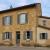 Ravalement de façade d'une maison en pierre dorée.