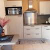 Cuisine de l'appartement avec son espace café et thé