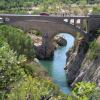 Le Pont du Diable près de Saint-Guilhem-le-Désert, à 45 minutes de l'Olivier de la Roque. Il est classé parmi les "Plus Beaux Villages de France", ce joyau médiéval situé dans les gorges de l'Hérault est une étape hors du temps.