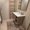 une salle de bain et des toilettes séparées.