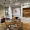 Espace de conseil de Maison Montgrand Optique à Marseille, entouré d’une sélection de lunettes optiques et solaires.