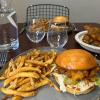Burger généreux, frites croustillantes, sauces, tout est préparé maison au restaurant Many's à Domont (95)