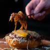 Burger préparé à la commande, sur place, avec des ingrédients et produits locaux, restaurant Many's à Domont (95)