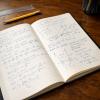 Cahier d’exercices avec calculs de mathématiques, formules et graphiques utilisés lors d’un cours particulier de mathématiques.