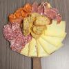 Mêlez l'utile à l'agréable avec une assiette de charcuteries et fromages et une bonne bière au bar restaurant MBar & Cave à St Sulpice la Pointe (81)