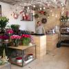 Vincent Vallée, fleuriste, dans sa boutique  1 . Flore & Sens à Maulette (78)