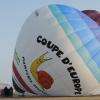 Avec l'aide des brûleurs, le ballon se gonfle de plus en plus