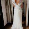 Robe de mariée en dentelle 
chic avec sa traine en écaille 

faite créer votre robe 
https://alatelierdelacouture.com/