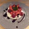 Pavlova aux fruits rouges.