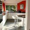 Cuisine en rouge et blanc brillant dans l'Ain