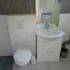 Salle de bain étroite avec 1 WC suspendu, 1 douche italienne, 1 plan vasque