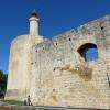 A l'extérieur des remparts
