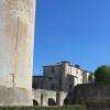 A l'extérieur des remparts