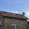 Toiture tuile fenêtres de toit velux plus gouttière en zinc et pied de cheminée en zinc.