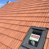 Création de toiture tuile plus fenêtre de toit velux.