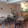 Une partie de la salle du restaurant pizzeria traiteur Al'Aumiam, Charenton du Cher (18)